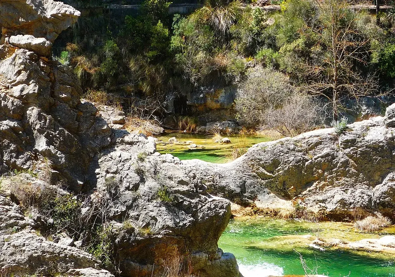 Pozas de agua turquesa en el río Borosa