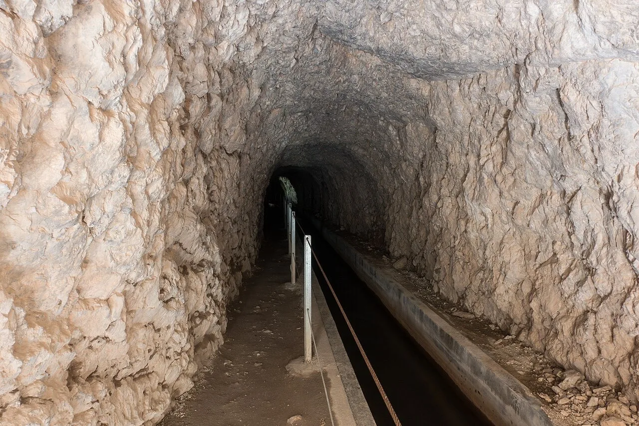 Túnel excavado en la roca en la ruta del Borosa