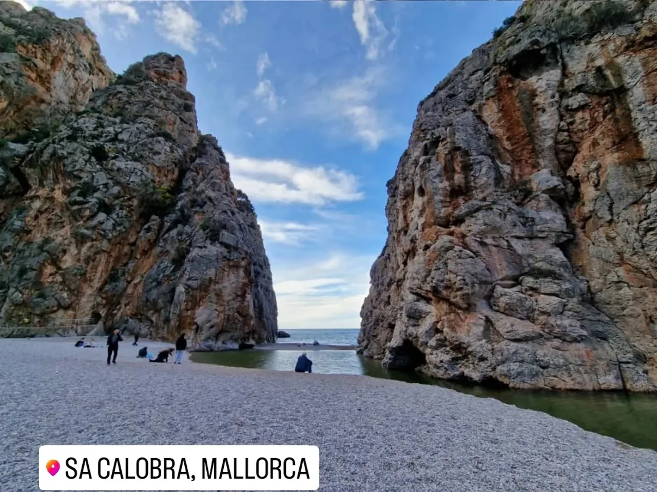 Playa de cantos rodados entre dos paredes en la desembocadura del Torrent de Pareis