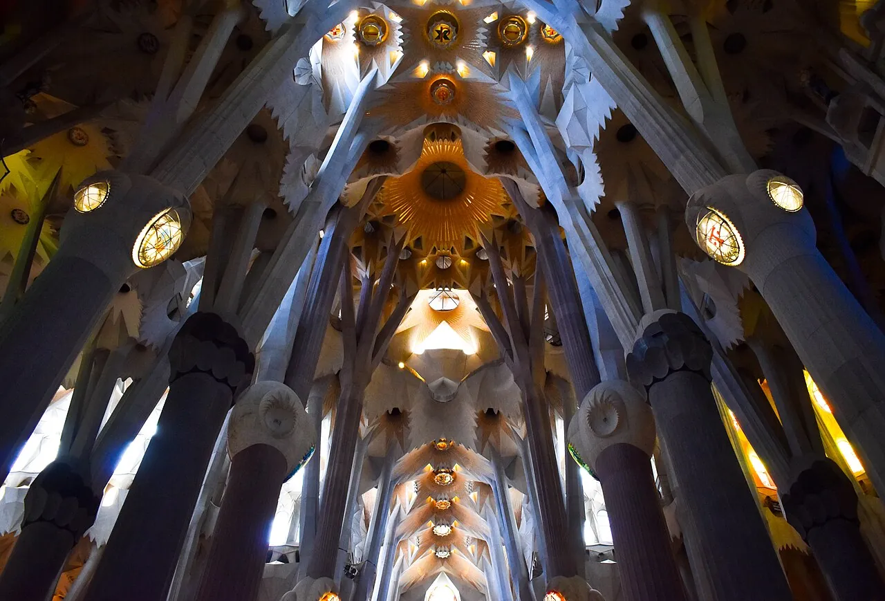 Interior de la Sagrada Familia con columnas como árboles
