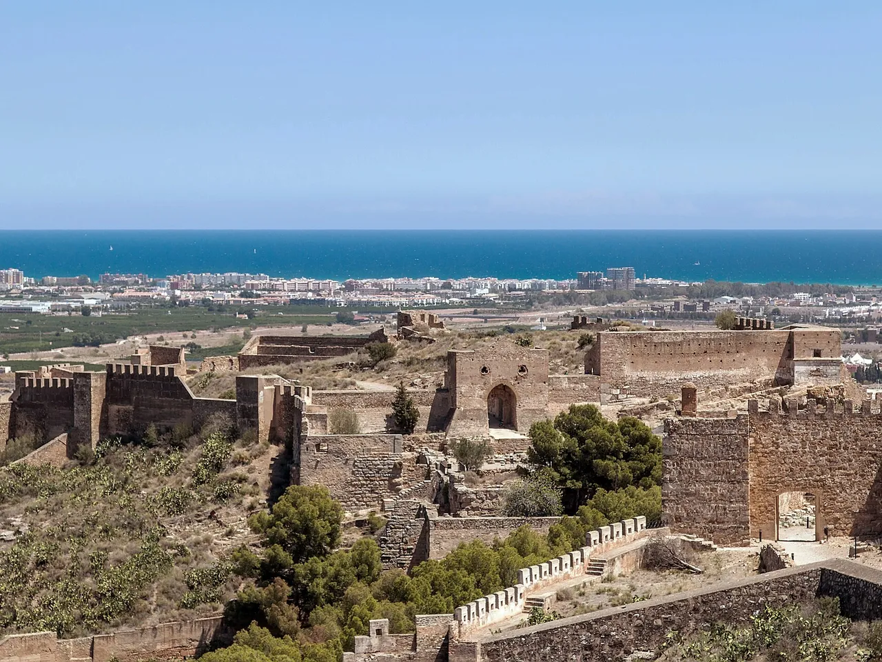 Vista del Castillo de Sagunto con el mar al fondo