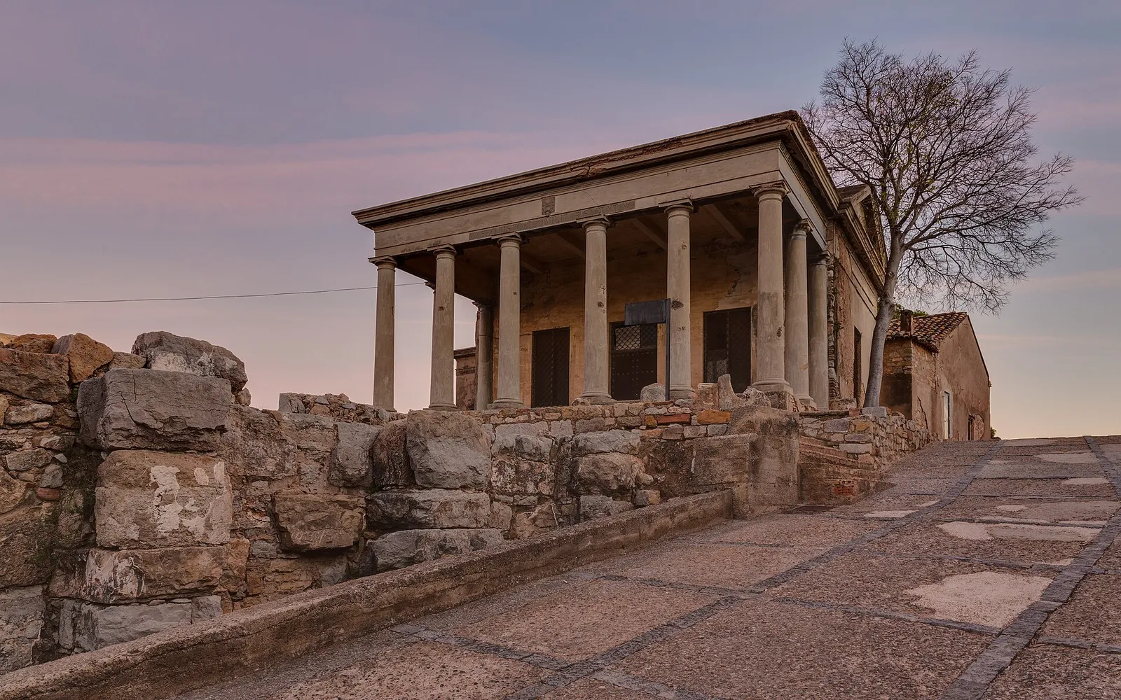 Ruinas con columnas dentro del recinto del Castillo de Sagunto al atardecer