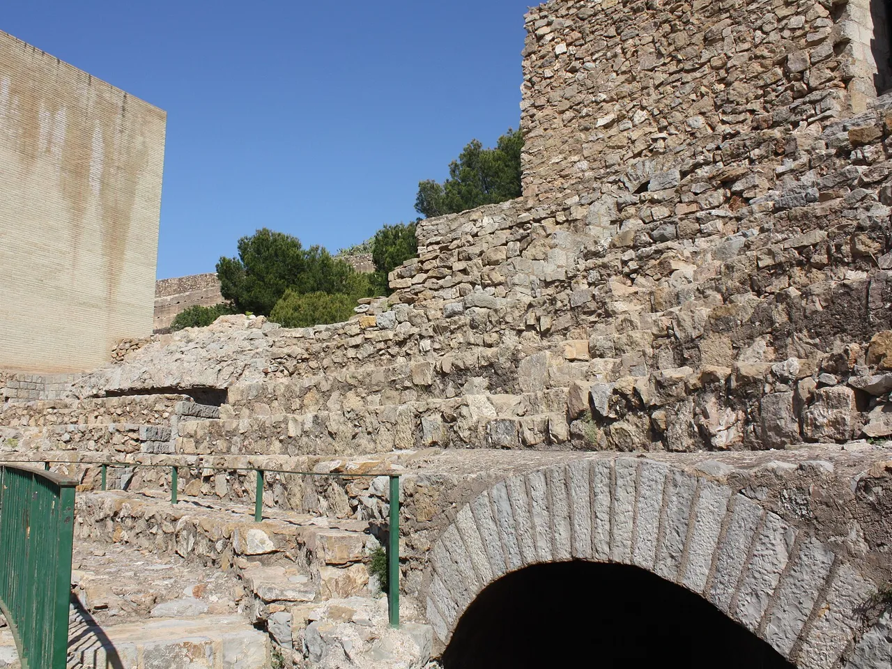 Escenario y gradas del Teatro Romano de Sagunto
