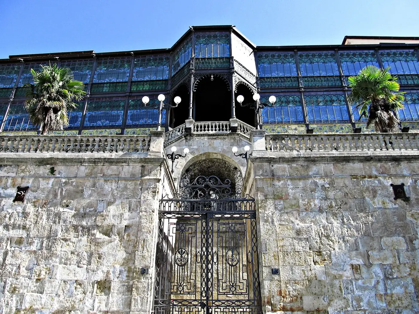 Fachada de vidrieras de la Casa Lis en Salamanca