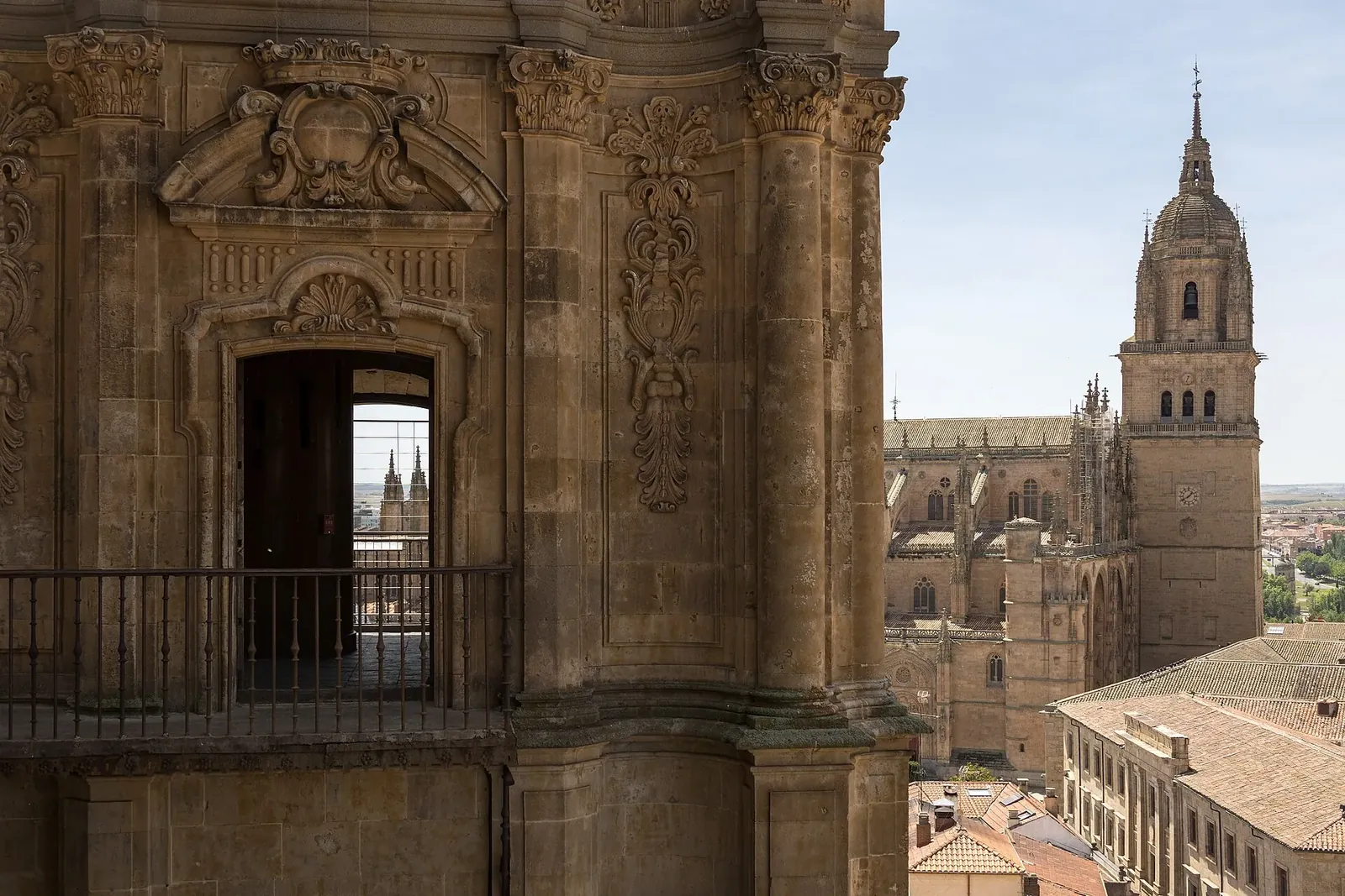 Torres de la Clerecía de Salamanca con la catedral al fondo