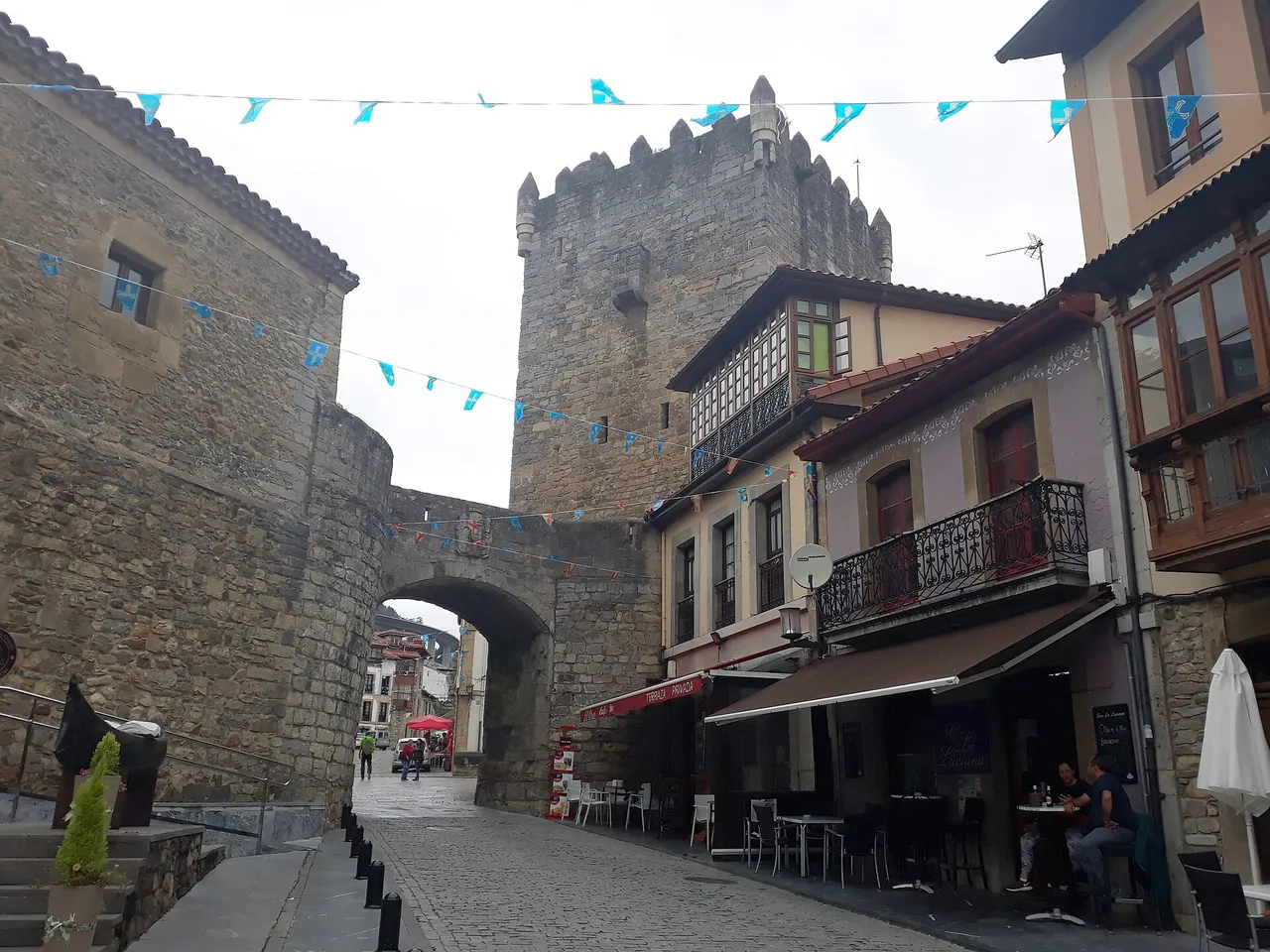 Calle y torre de Salas