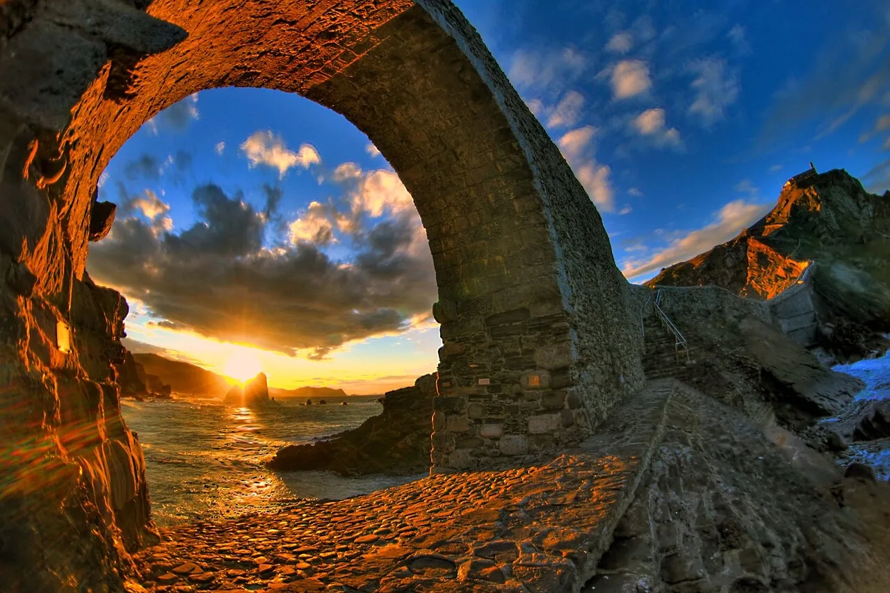 Arco natural de roca en San Juan de Gaztelugatxe