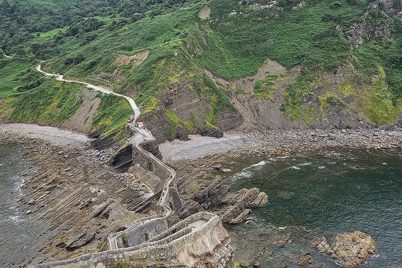 Camino de bajada hacia San Juan de Gaztelugatxe