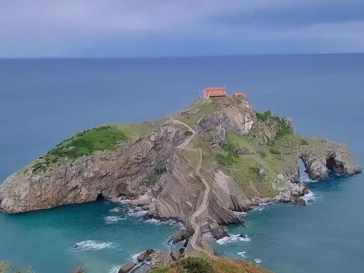 San Juan de Gaztelugatxe con su camino de escalones en zigzag