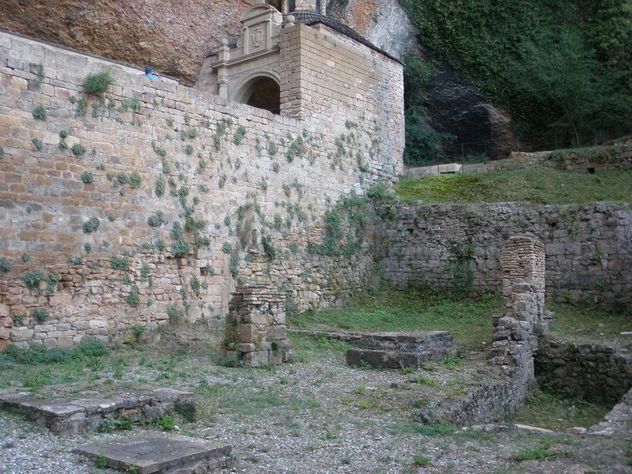 Monasterio Viejo de San Juan de la Peña bajo la roca