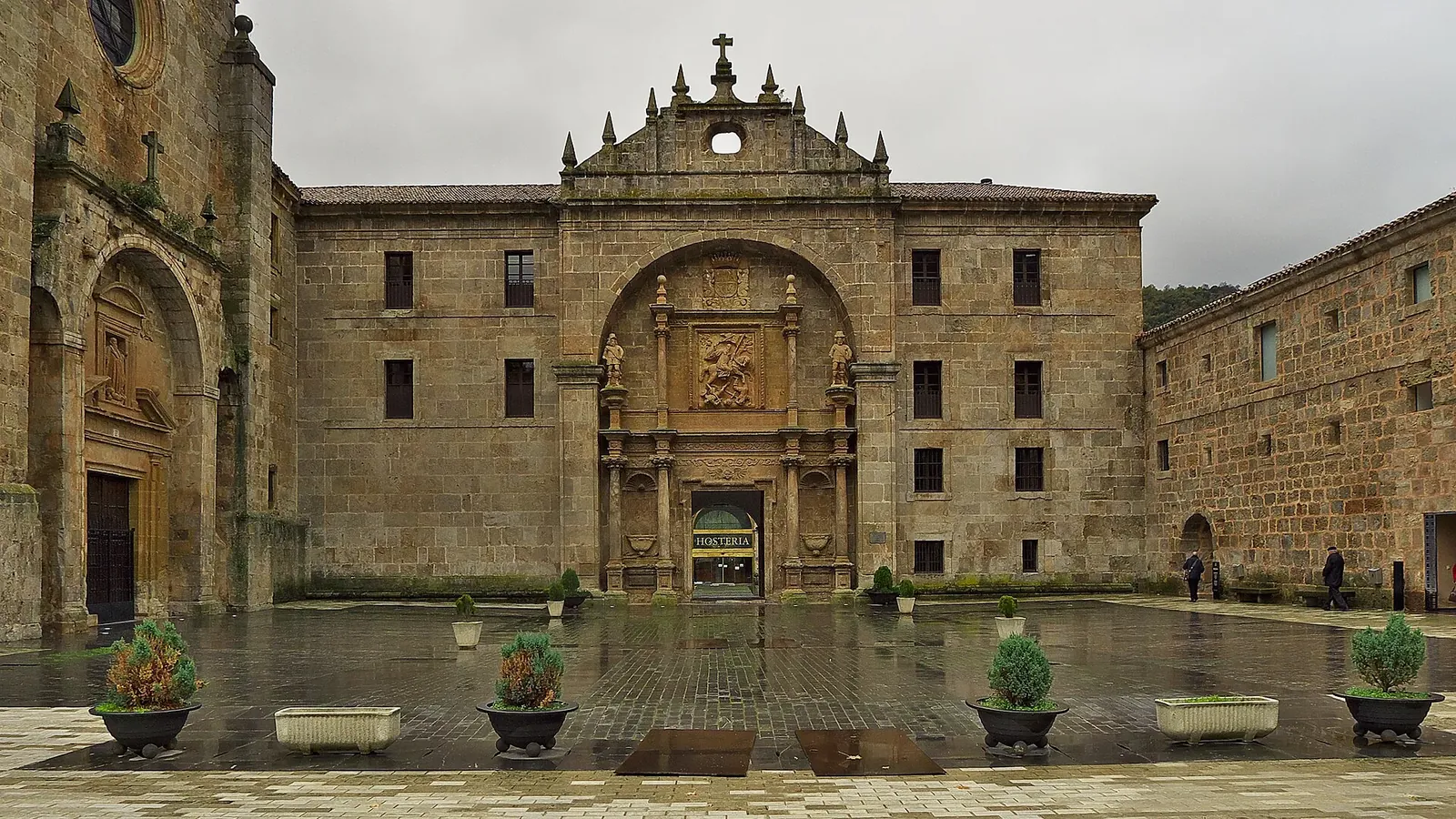 Plaza de entrada del monasterio de Yuso
