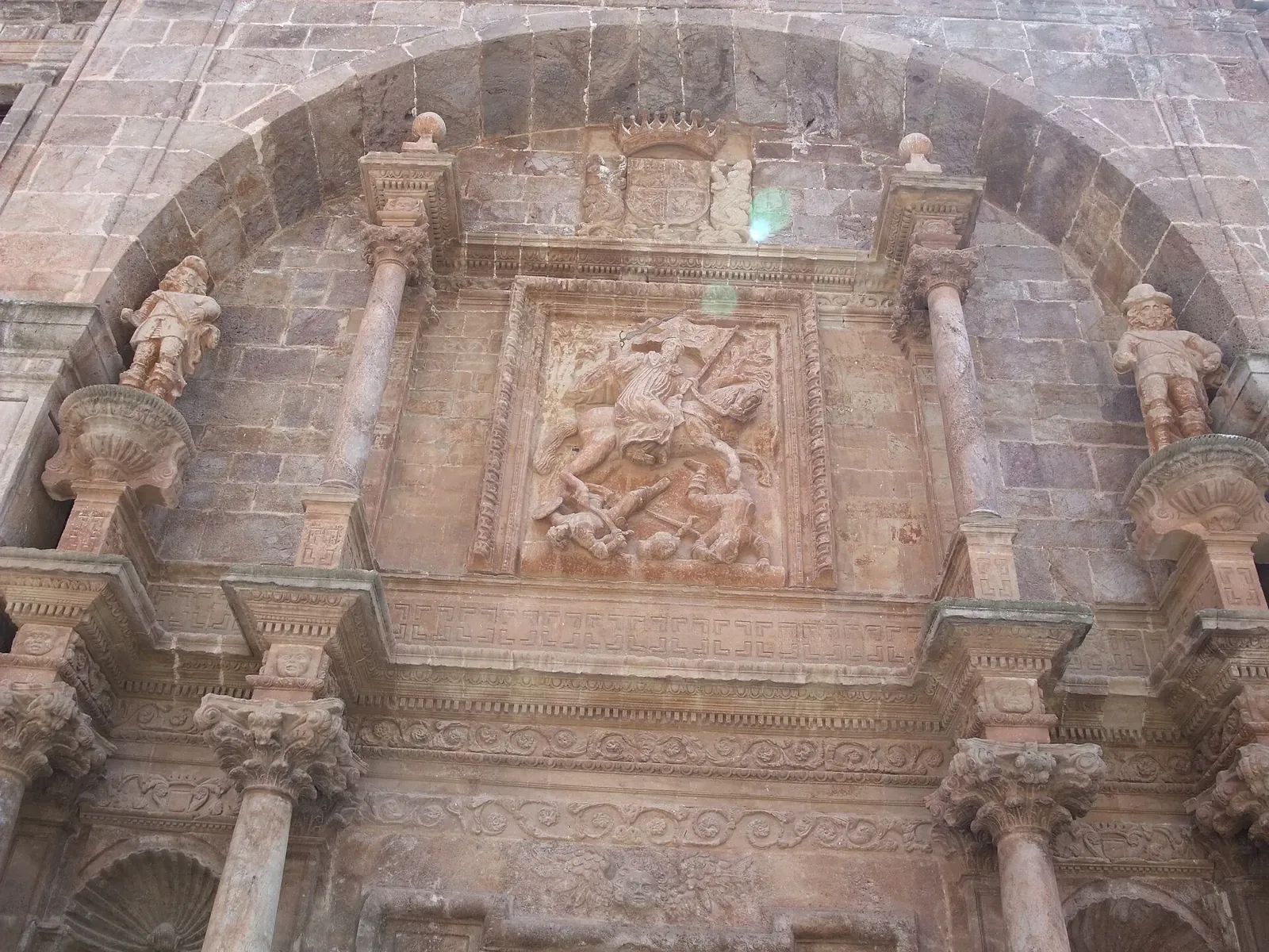 Relieve de San Millán a caballo en la portada de Yuso