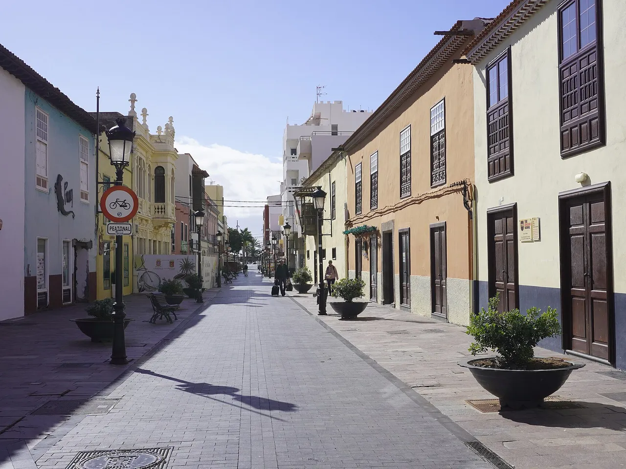 Calle Real de San Sebastián de La Gomera con casas coloniales