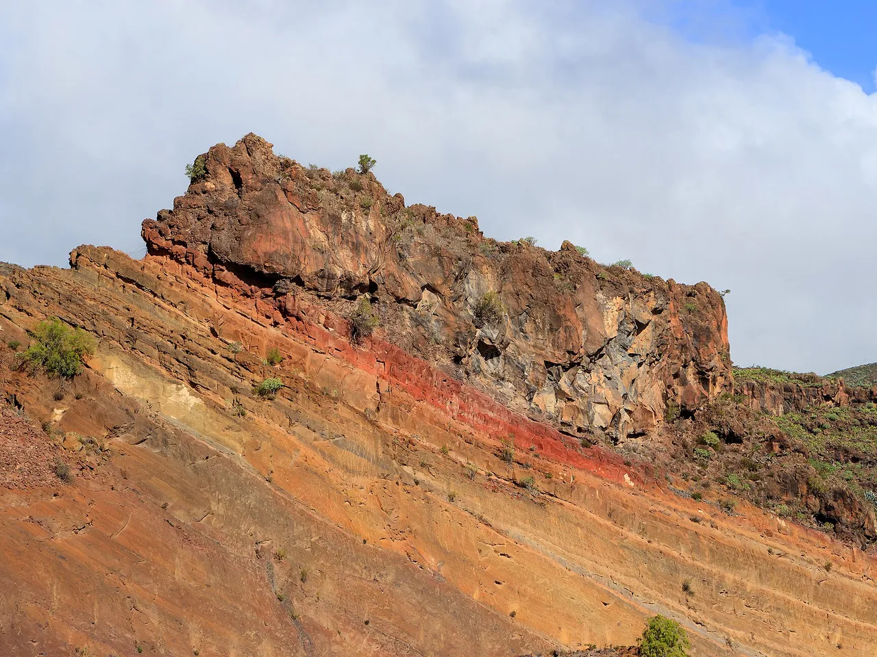 Formación rocosa roja en la costa de La Gomera