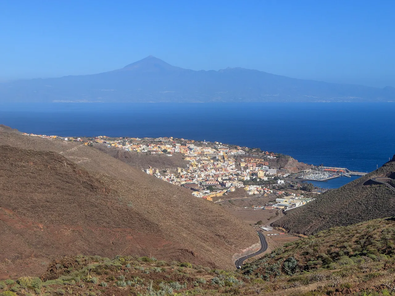Vista panorámica de San Sebastián de La Gomera con el mar
