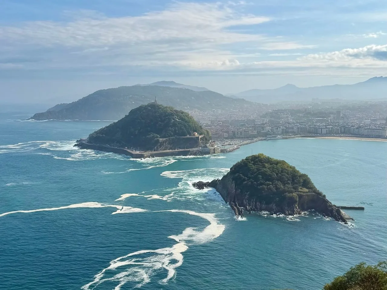 Bahía de la Concha e isla de Santa Clara desde el monte Igueldo