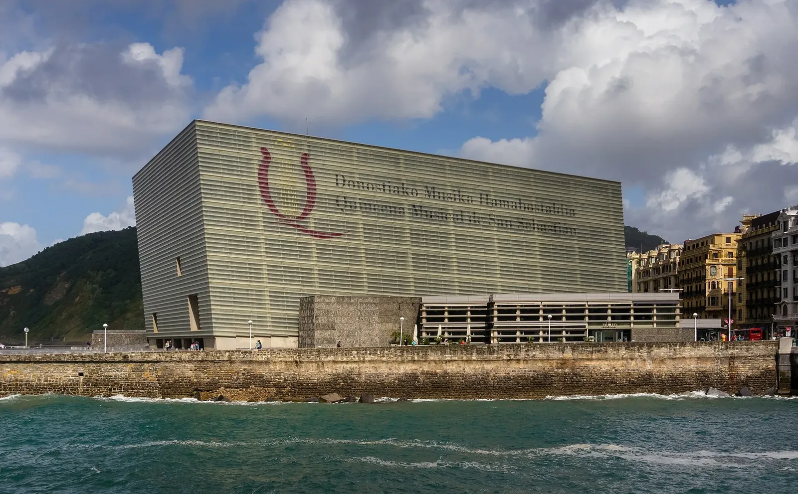 Palacio Kursaal de San Sebastián junto al mar