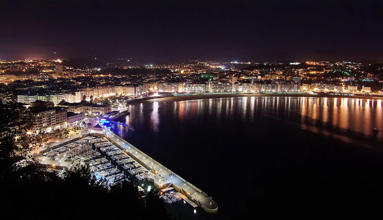 San Sebastián iluminado de noche desde el monte Urgull
