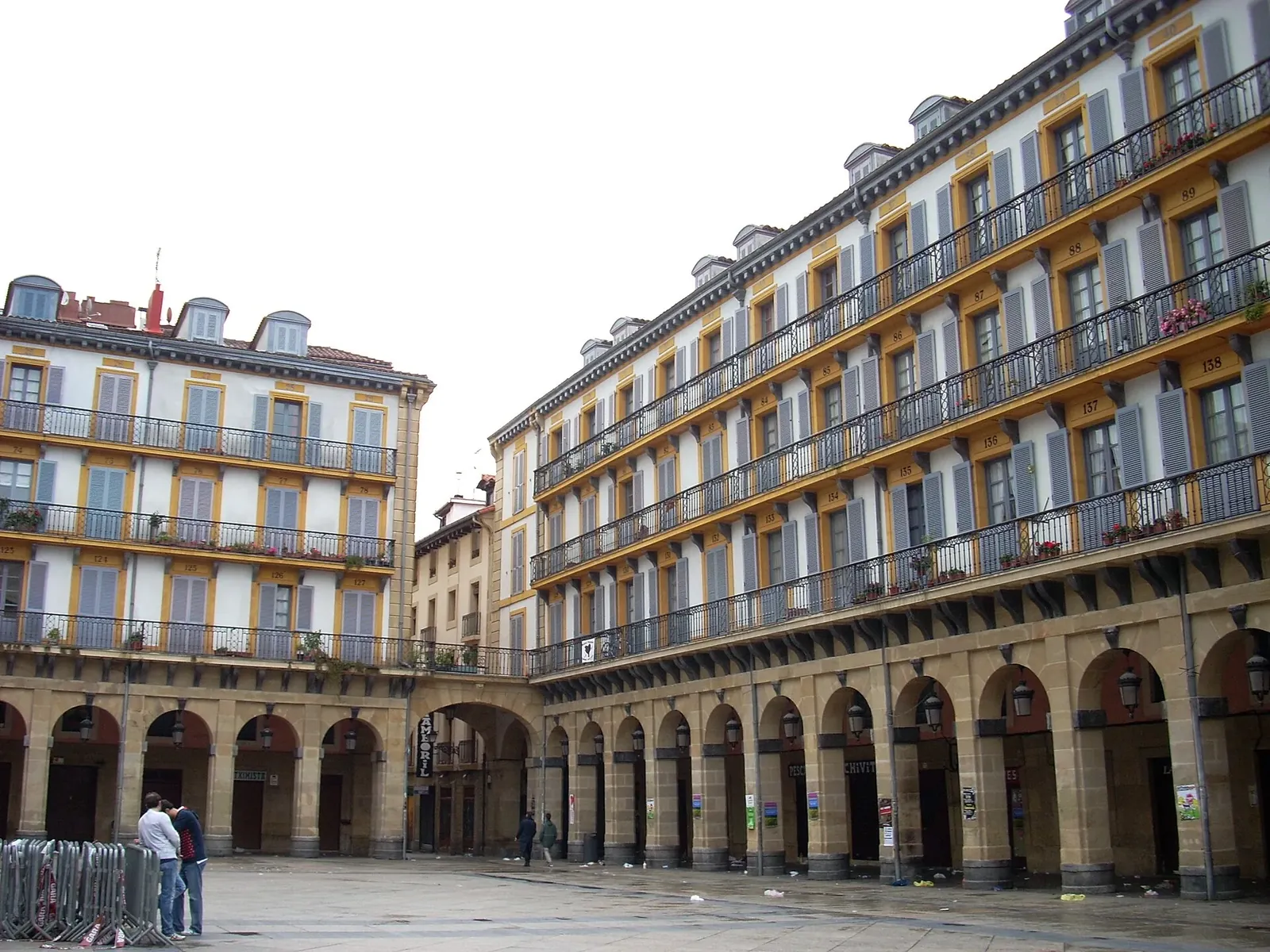 Plaza de la Constitución de San Sebastián con balcones numerados