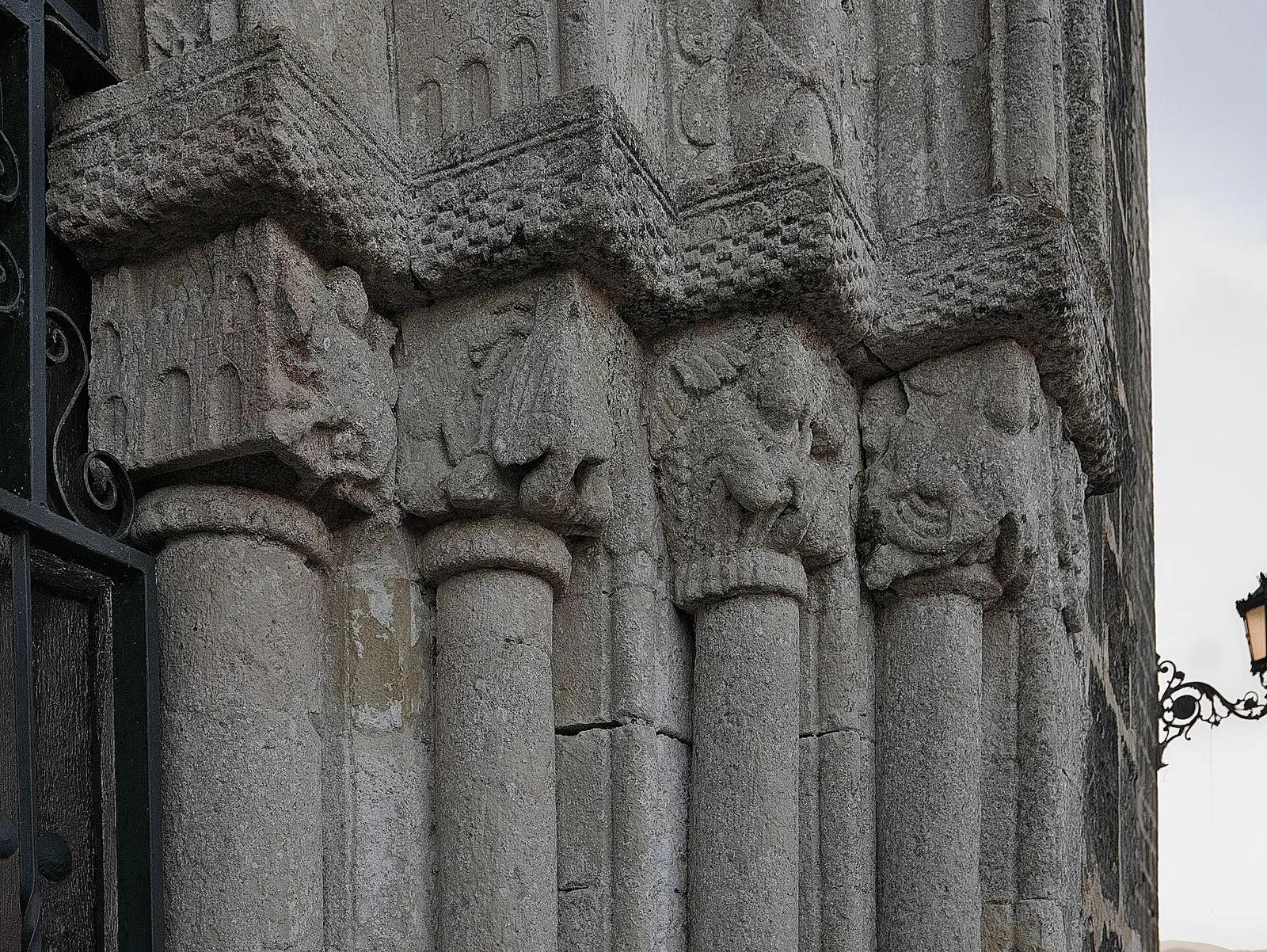 Capiteles de la portada de Santa María de los Ángeles