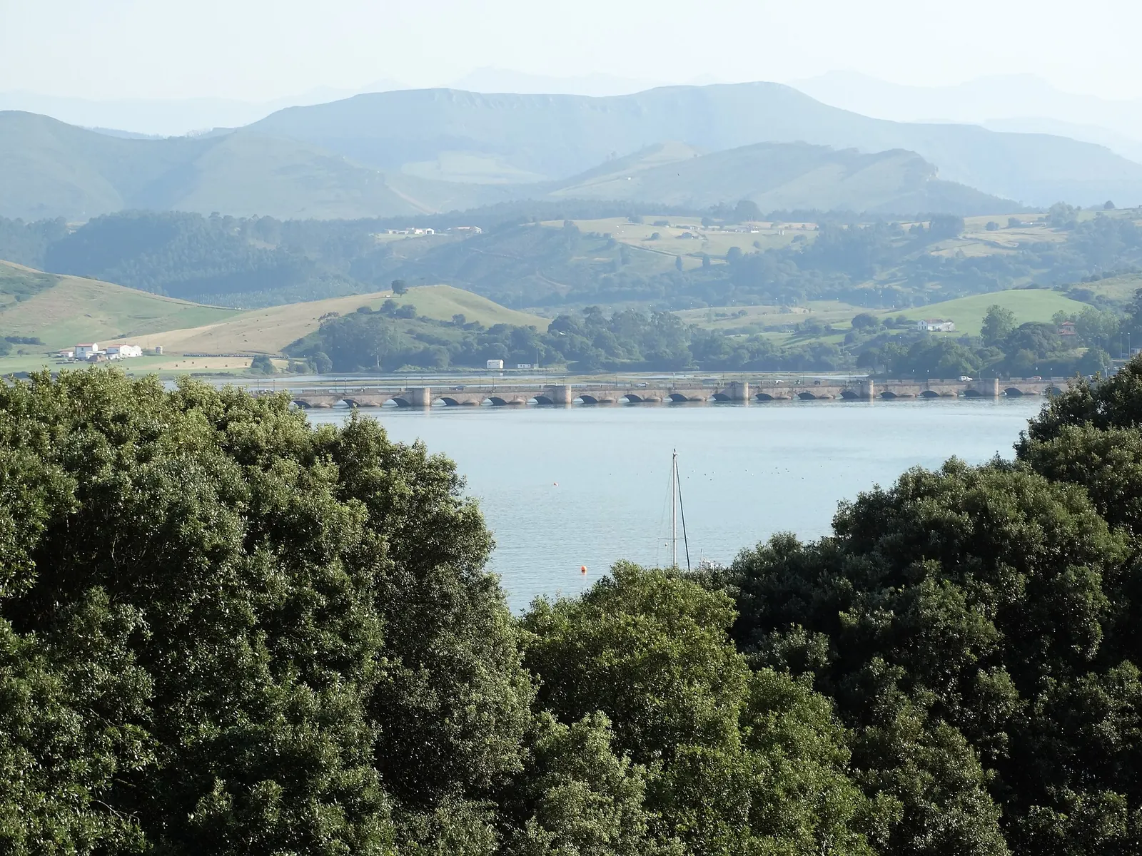 Ría de San Vicente con los Picos de Europa al fondo