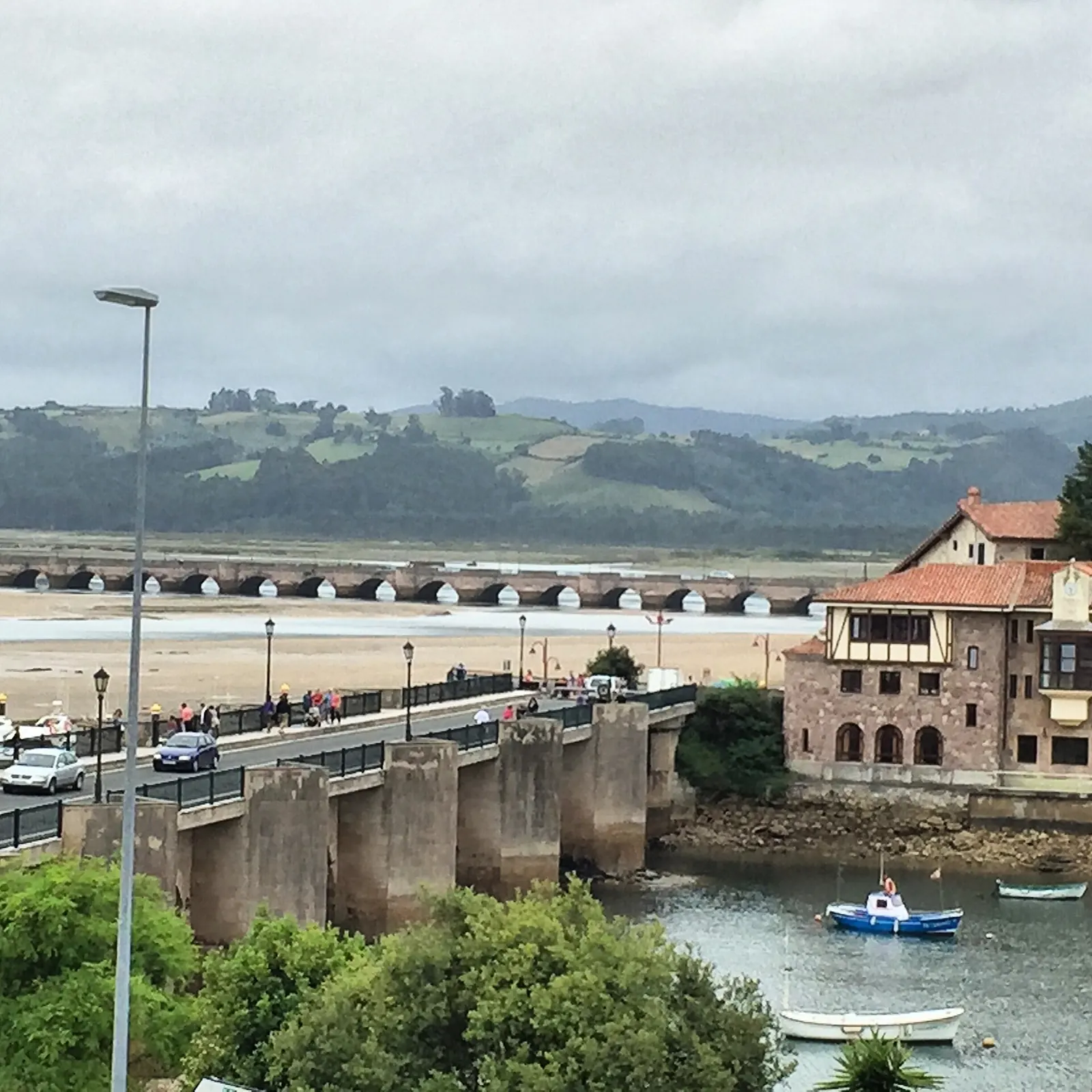 Puerto y casas de San Vicente de la Barquera
