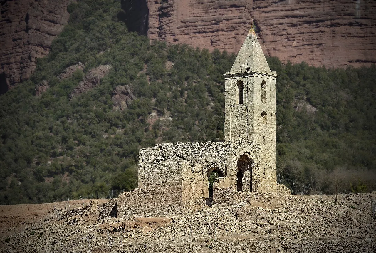 Iglesia de Sant Romà de Sau con el pantano bajo