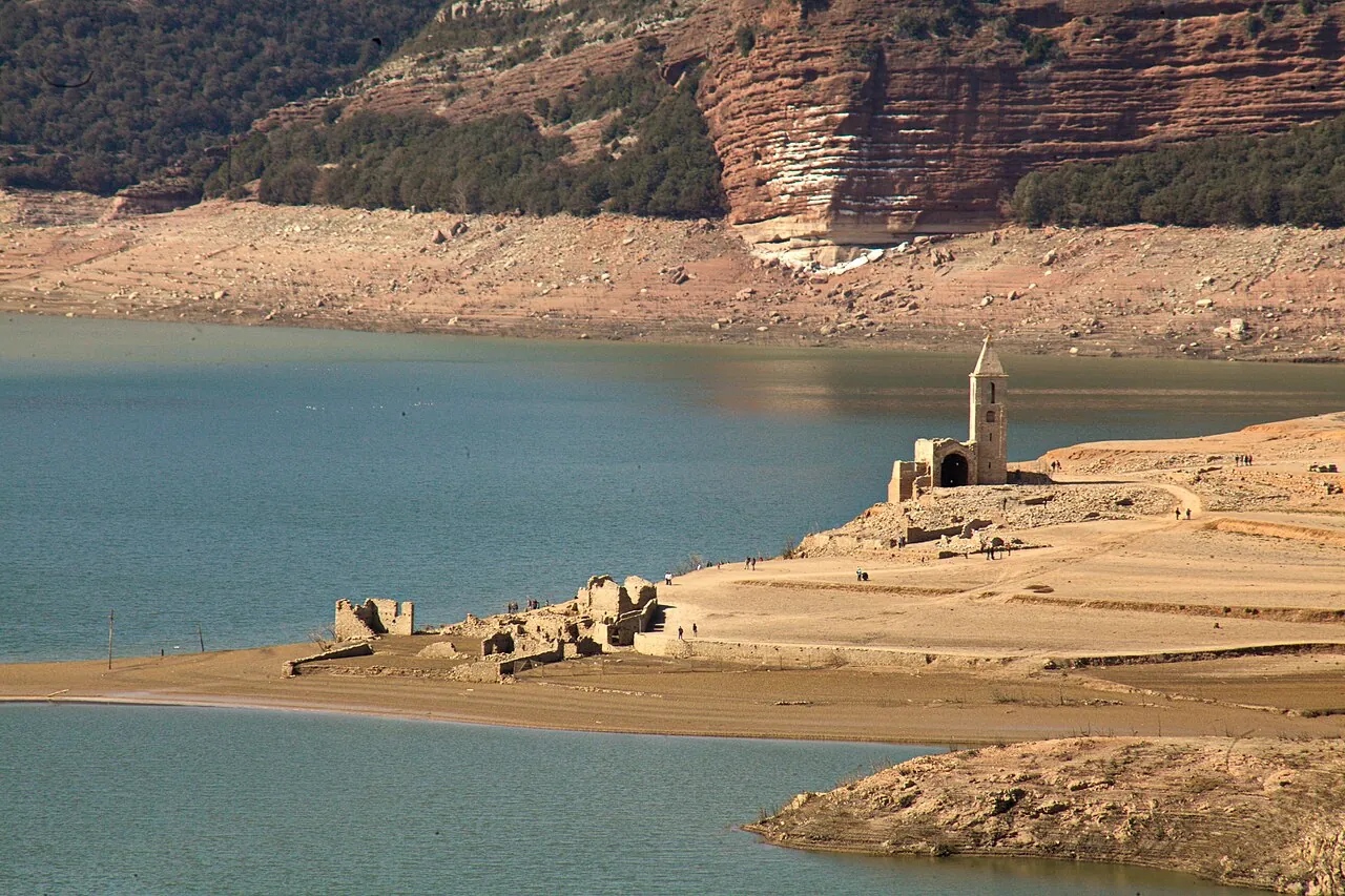 Pantano de Sau muy bajo con la iglesia