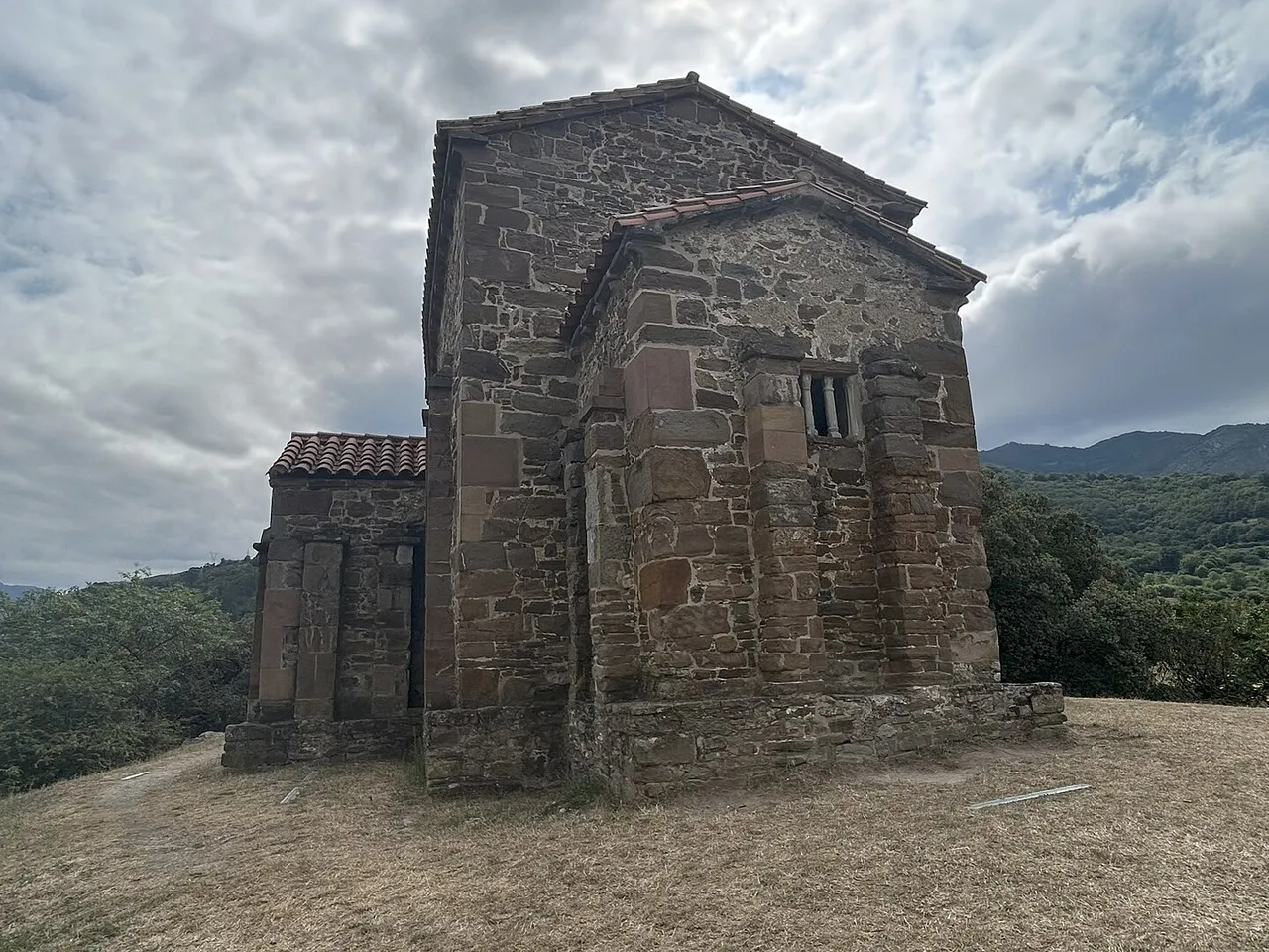 Santa Cristina de Lena con montañas