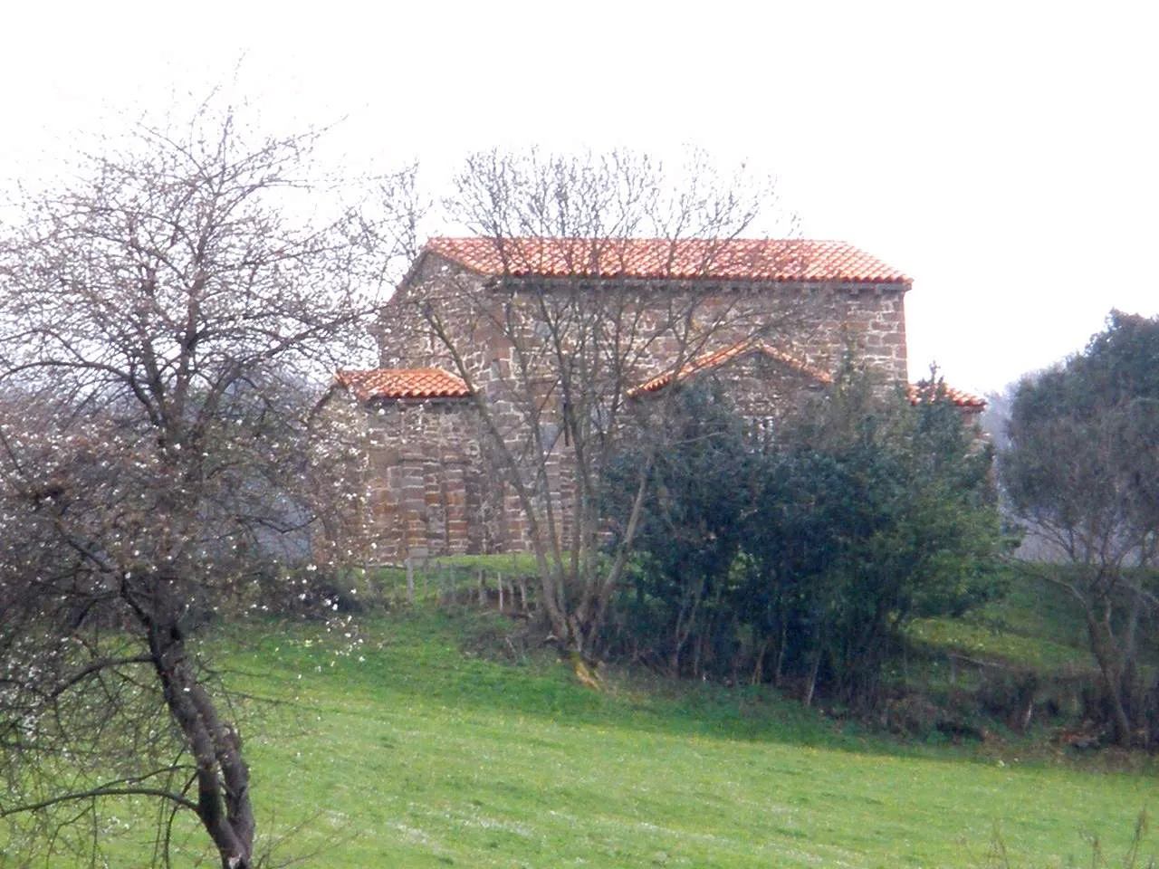Iglesia de Santa Cristina de Lena entre árboles
