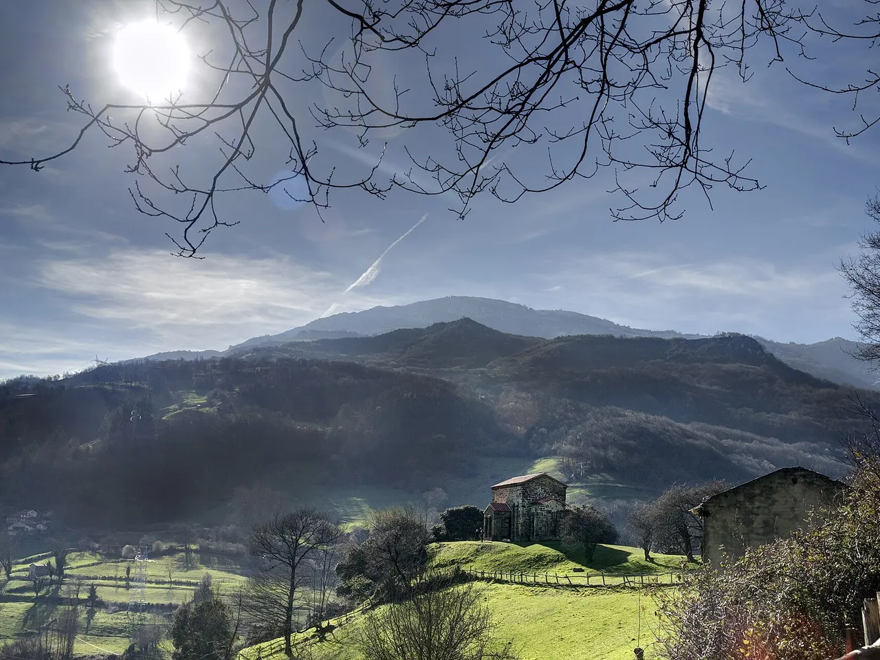 Vista de Santa Cristina de Lena desde lo alto