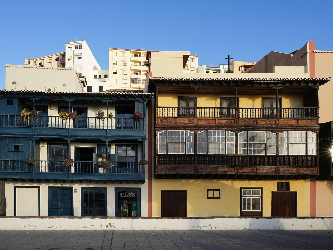 Detalle de balcones de madera en las casas de la Avenida Marítima