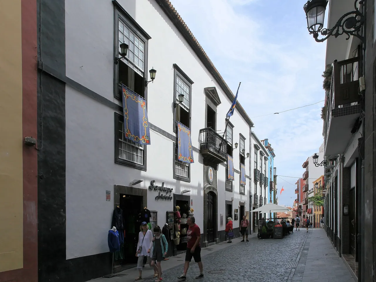 Calle Real de Santa Cruz de La Palma con edificios históricos