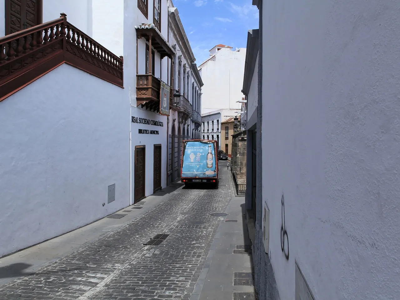 Calle de Santa Cruz de La Palma con casas coloniales