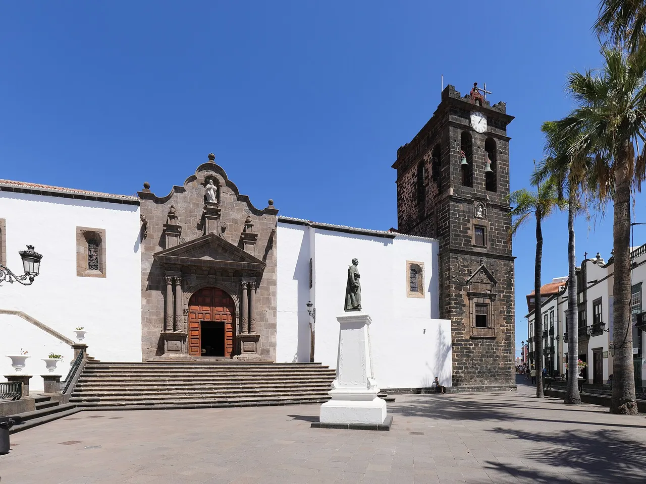 Iglesia de El Salvador en la Plaza de España de Santa Cruz de La Palma