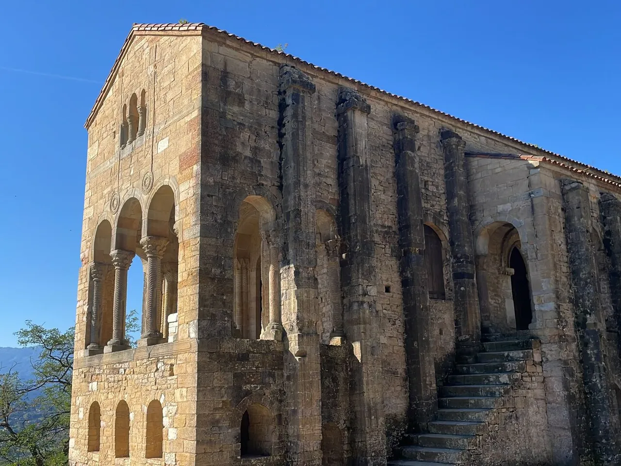 Fachada de Santa María del Naranco