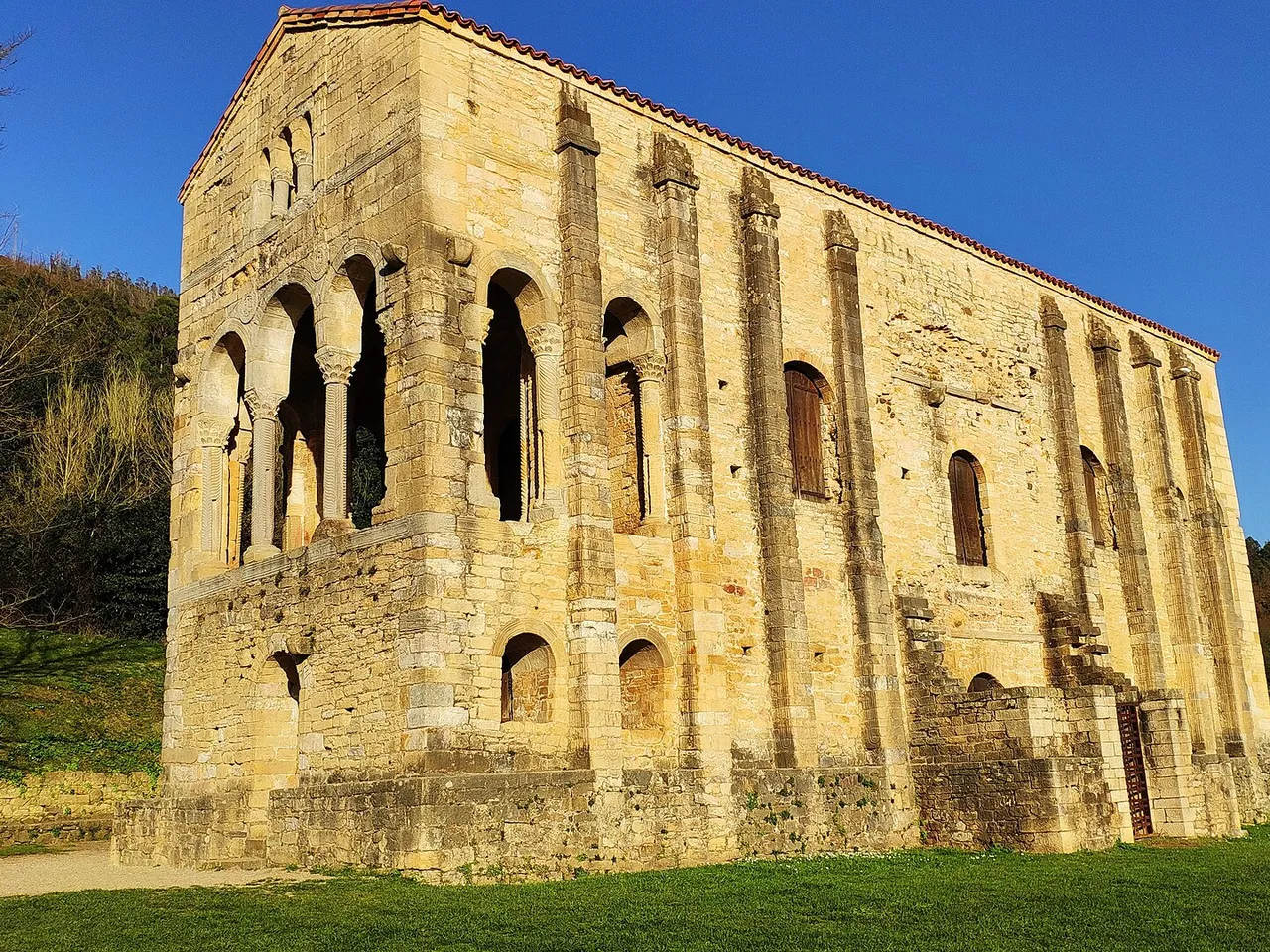 Santa María del Naranco desde el exterior