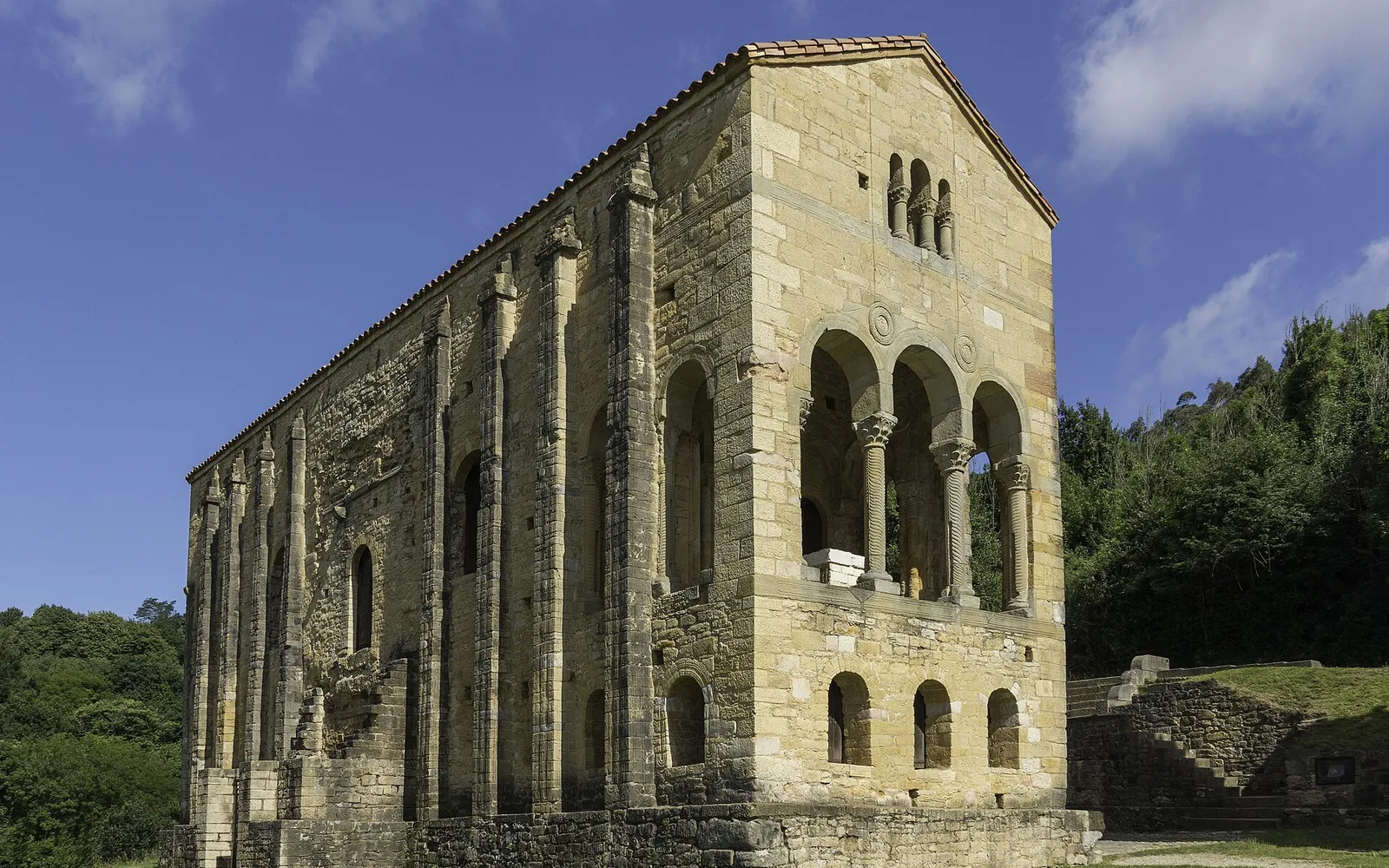 Santa María del Naranco y San Miguel de Lillo: el prerrománico asturiano, visitas y cómo llegar
