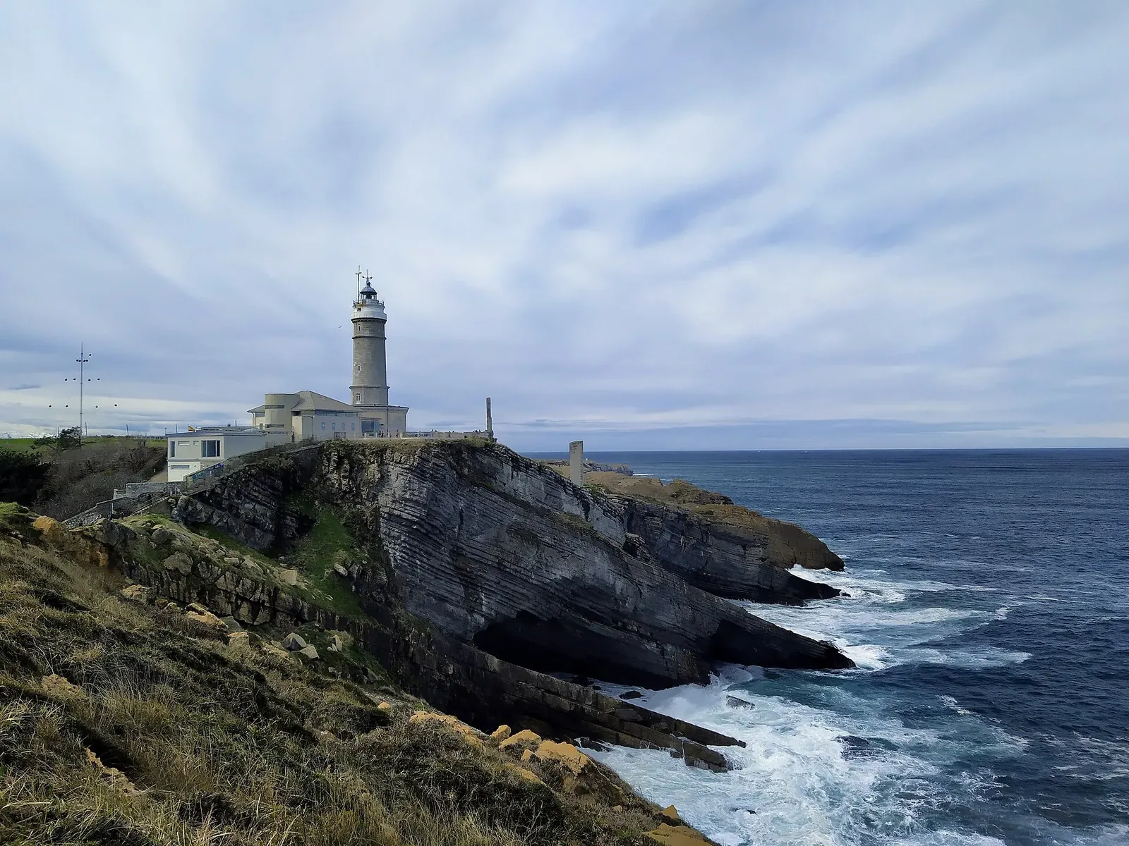 Faro de Cabo Mayor sobre los acantilados de Santander