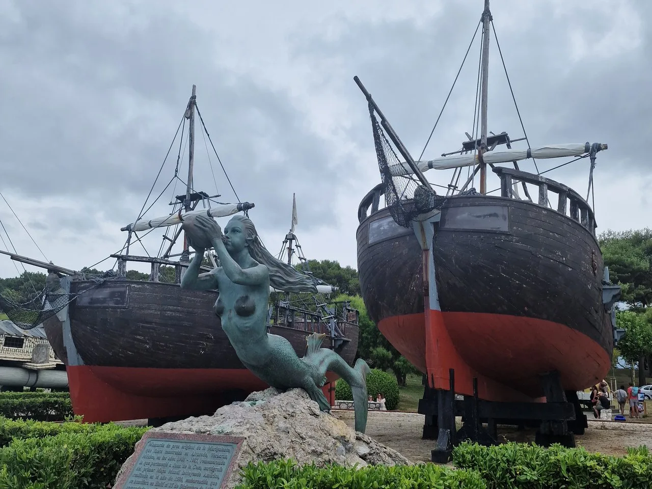 Barcos de madera y parque marino de la península de la Magdalena