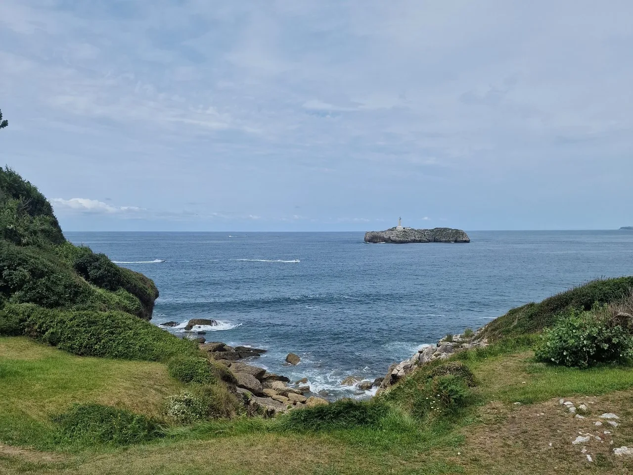 Isla de Mouro con su faro frente a Santander