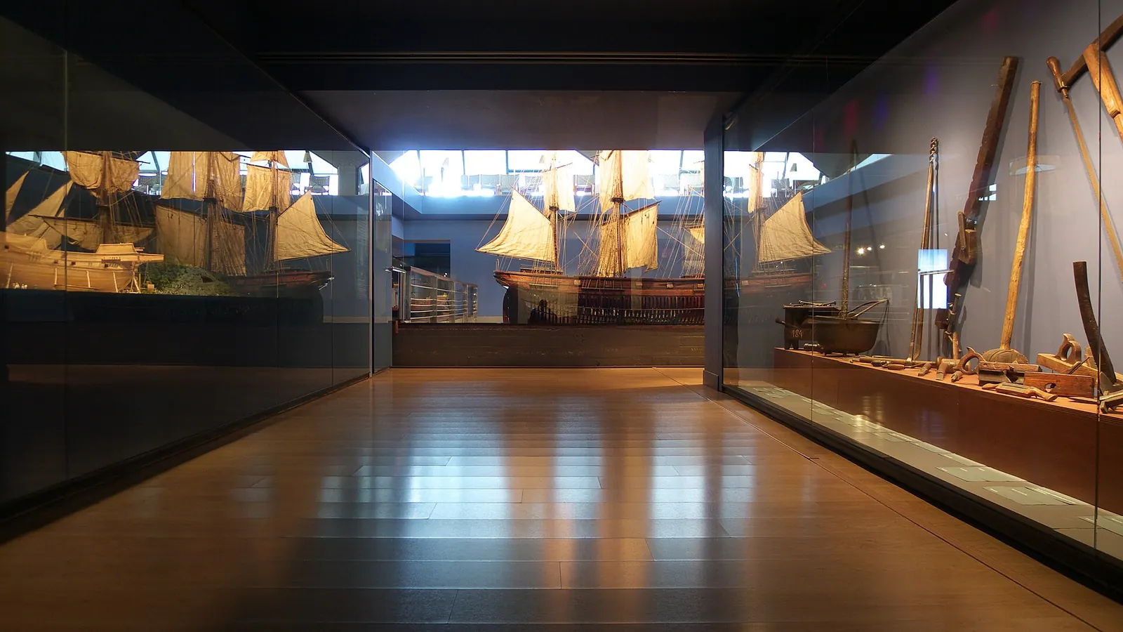 Sala de maquetas de barcos del Museo Marítimo del Cantábrico