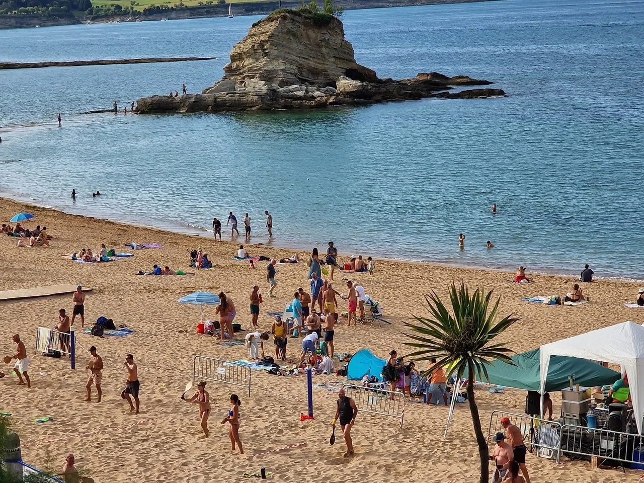 Playa del Camello en Santander con su roca