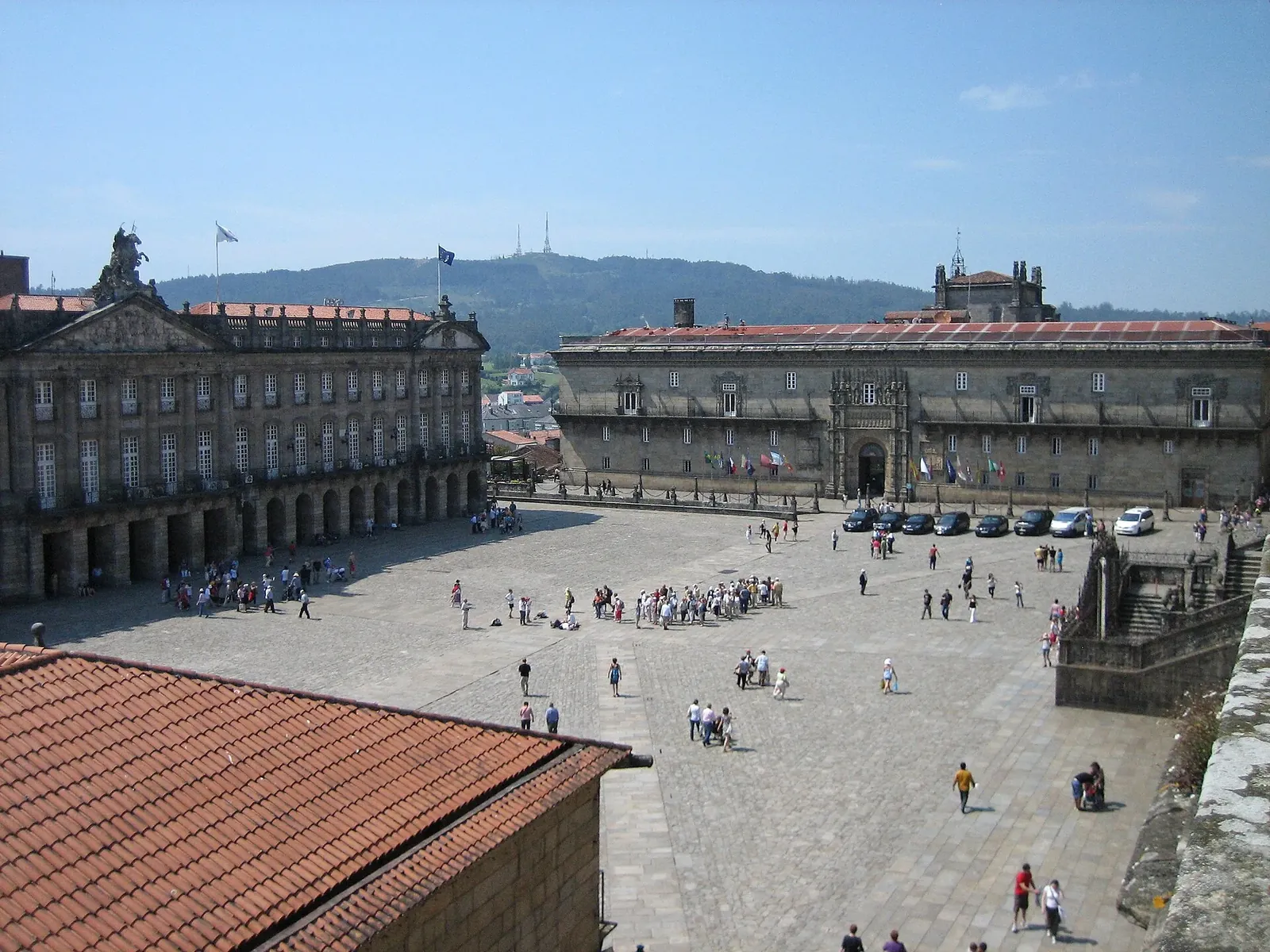Plaza del Obradoiro con el Pazo de Raxoi y el Hostal de los Reyes Católicos