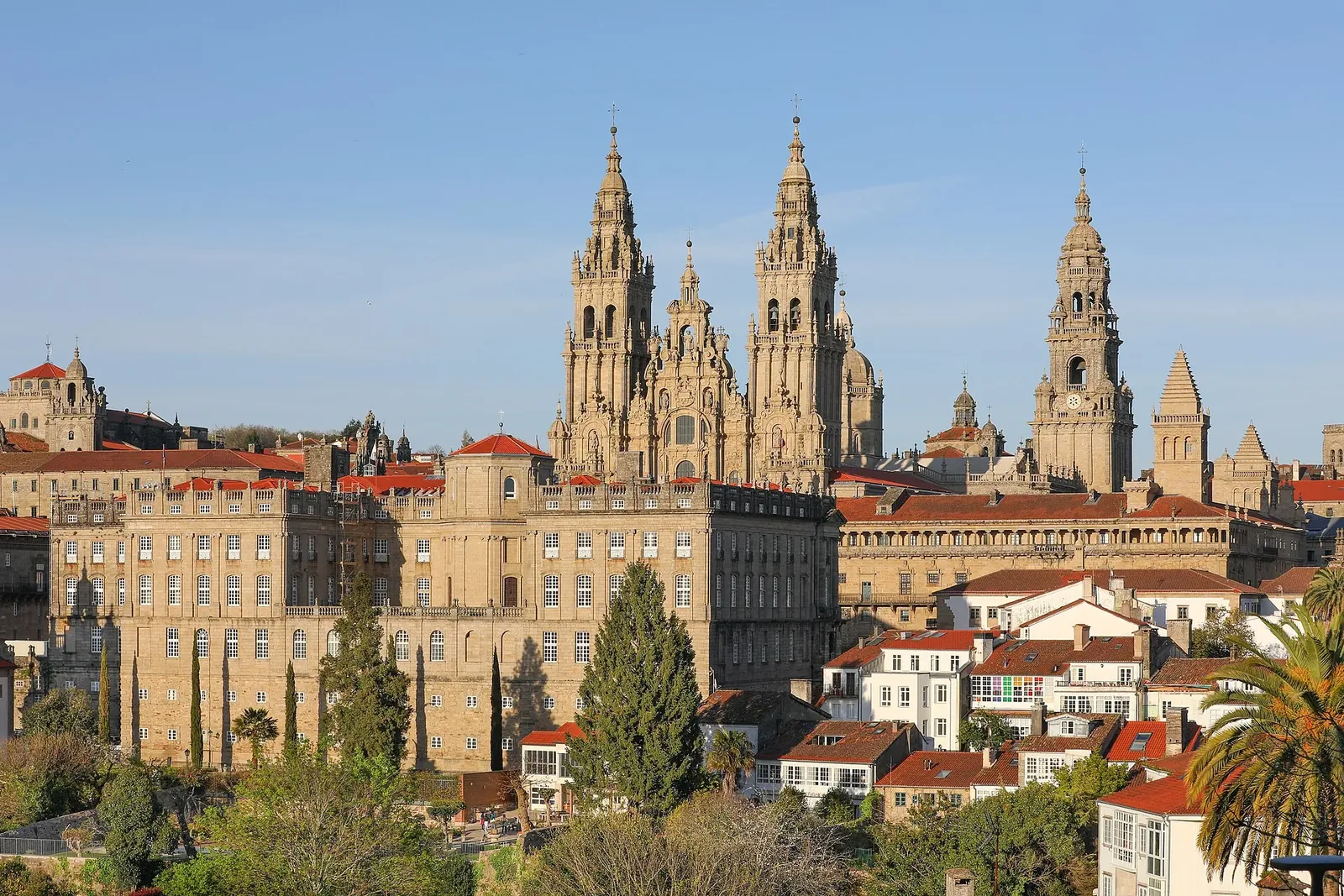 Catedral de Santiago de Compostela sobre los tejados de la ciudad