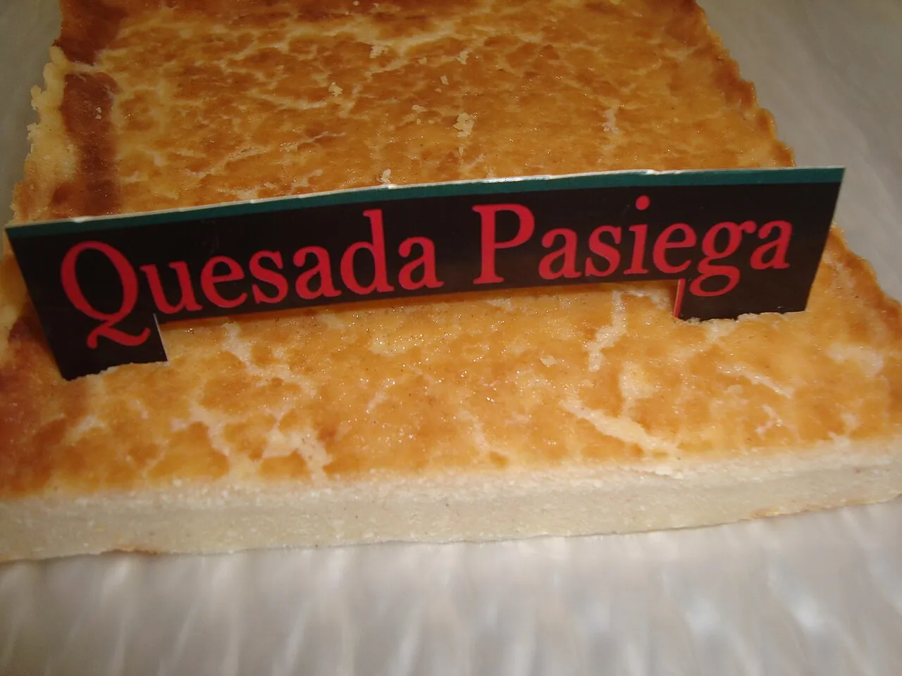 Leche con bizcocho y quesada en Santillana del Mar