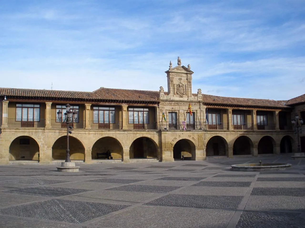 Fachada del Ayuntamiento de Santo Domingo de la Calzada con soportales