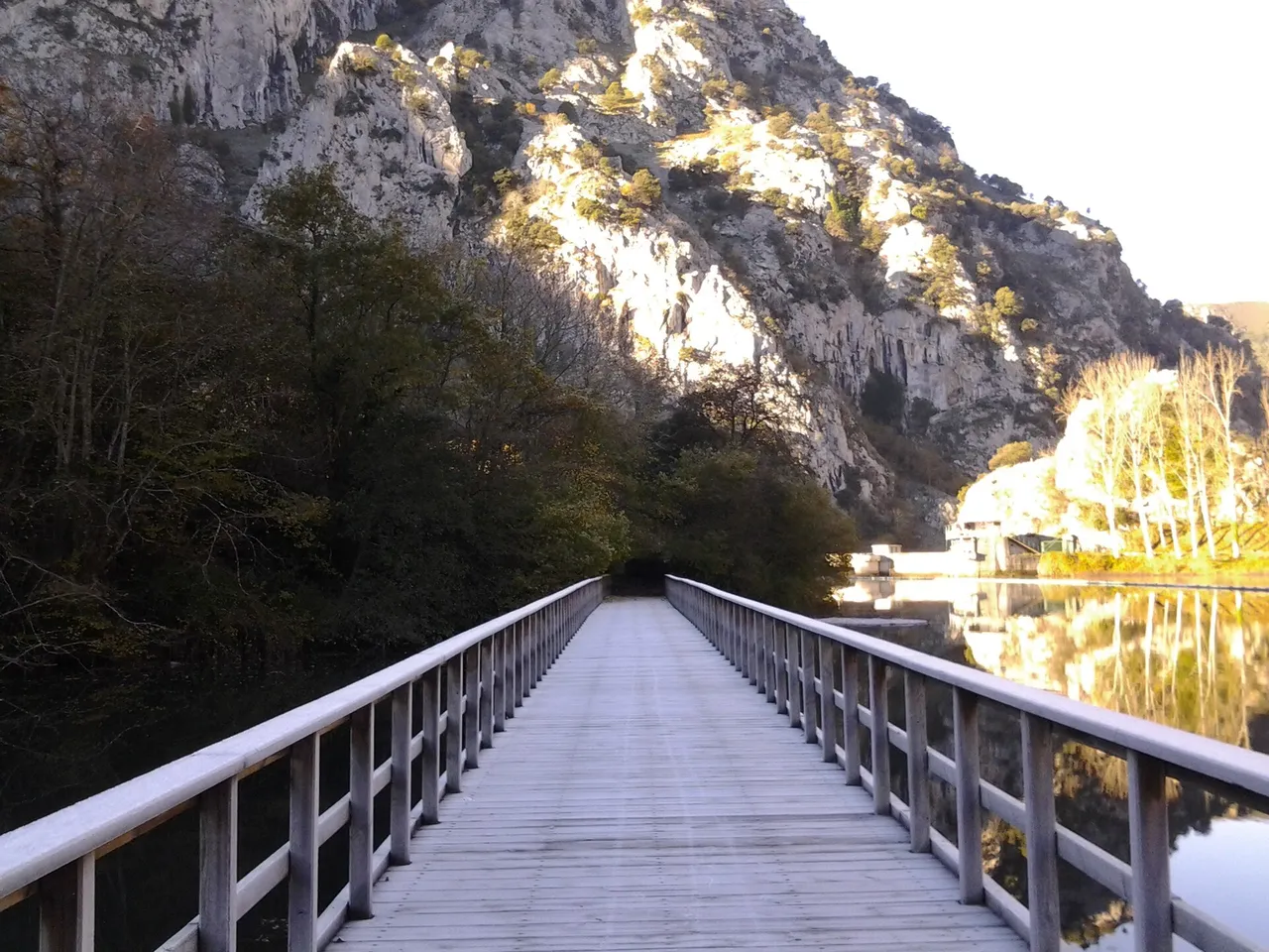 Lago de Valdemurio en la Senda del Oso
