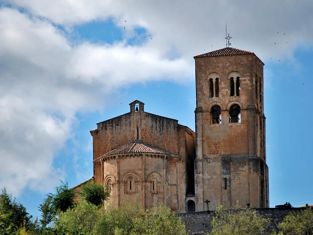 Iglesia románica de San Salvador de Sepúlveda con torre exenta