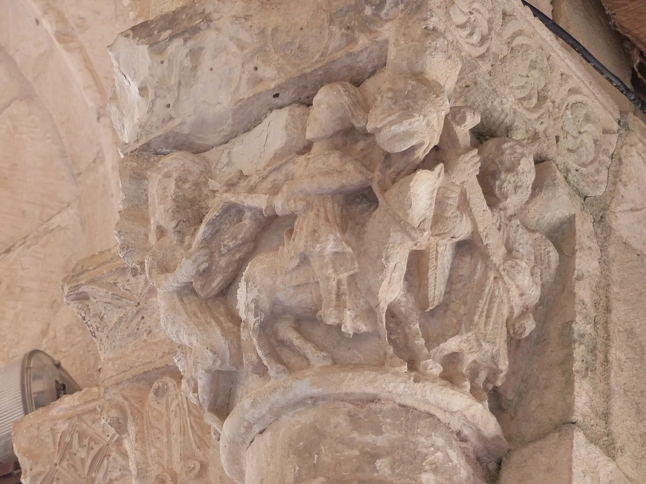Capitel románico esculpido en Nuestra Señora de la Peña, Sepúlveda